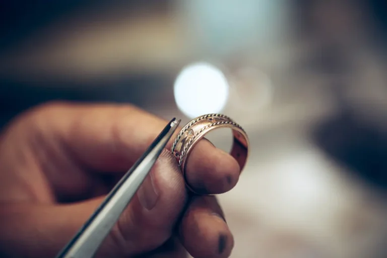 Bijoux personnalisés pour couple : marquer son engagement