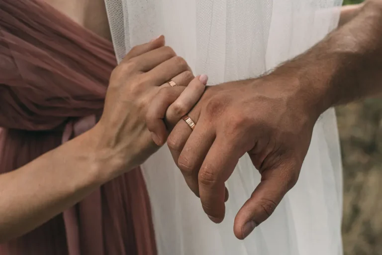 Comment porter des bijoux assortis en couple sans trop en faire ?